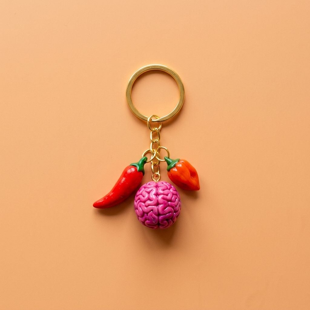 Llavero artesanal con dos chiles y un cerebro rosado